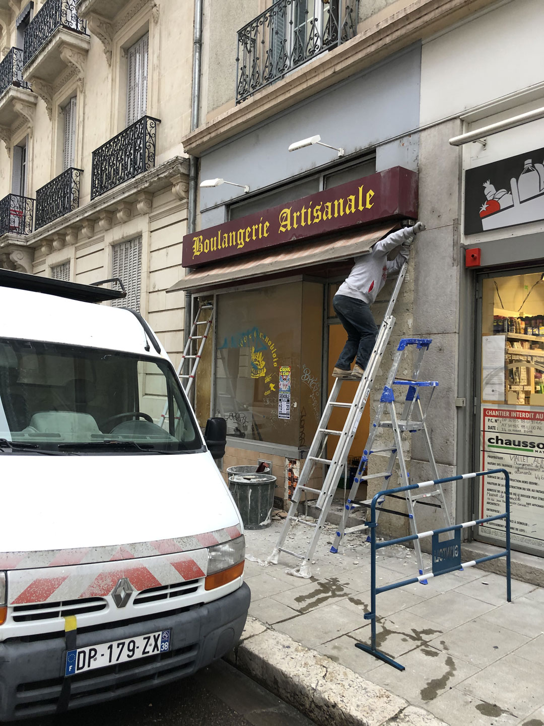 Installation d'une vitrine sur-meusure pour une enseigne à Crolles en Isère par Renov'isol